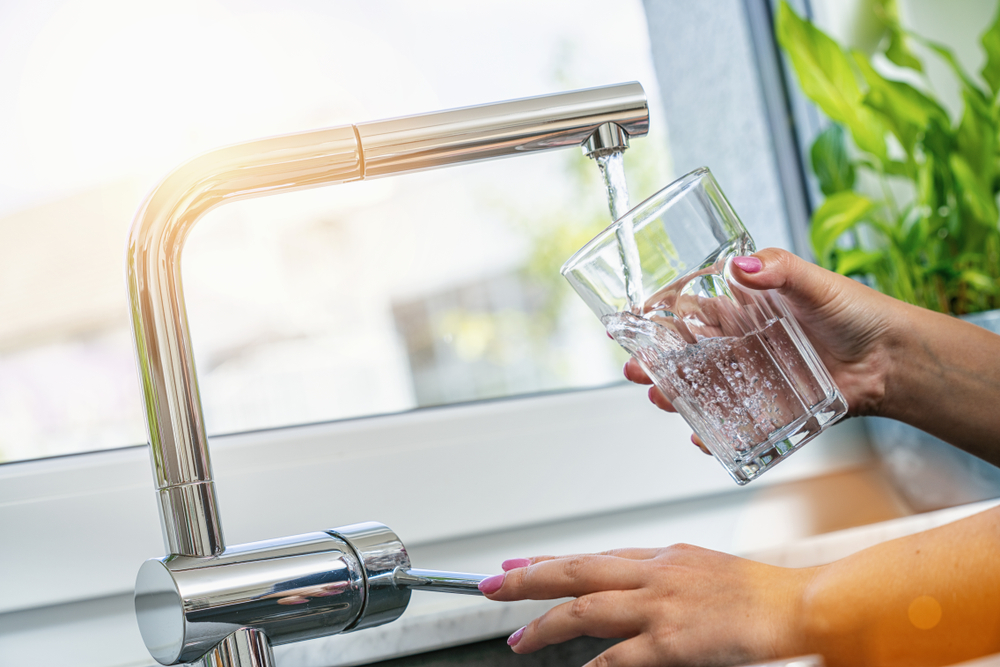 Woman,Holding,Glass,At,Water,Tap,And,Filling,Water